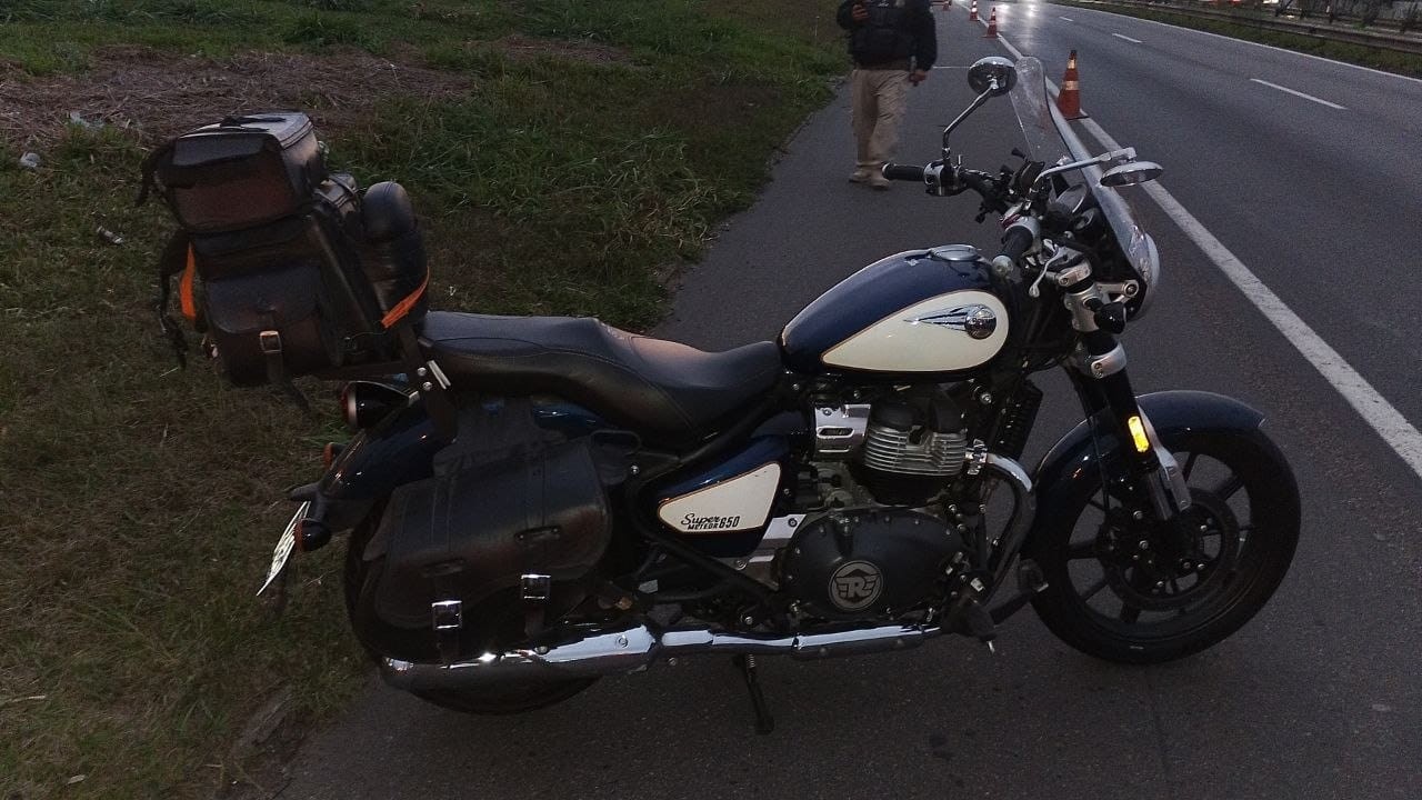 Motociclista fica ferido após bater na traseira de carro na Via Dutra, em Resende