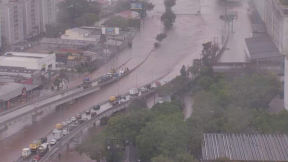 Trânsito parado devido a alagamento em Santo André, na Grande SP — Foto: Reprodução/TV Globo