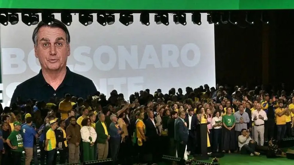 Na convenção do PL, Flávio exibiu vídeo com avatar do pai — Foto: Nelson ALMEIDA / AFP via Getty Images/ BBC