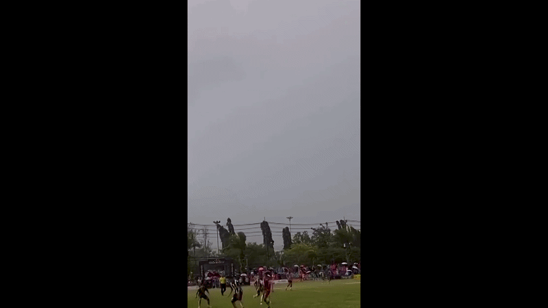 VÍDEO: raio atinge jogadores de futebol durante partida na Tailândia; 1 morre e 12 ficam feridos