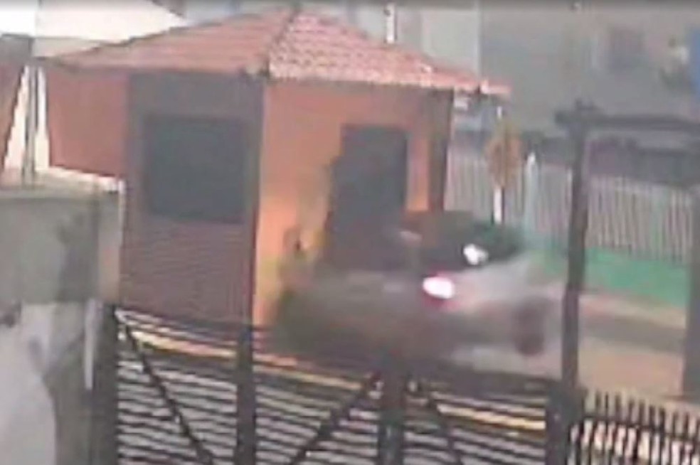 Carro bateu de frente com quiosque — Foto: Reprodução