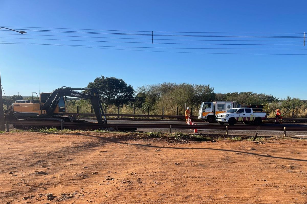 Buraco gigante no anel viário causa congestionamento em Campo Grande