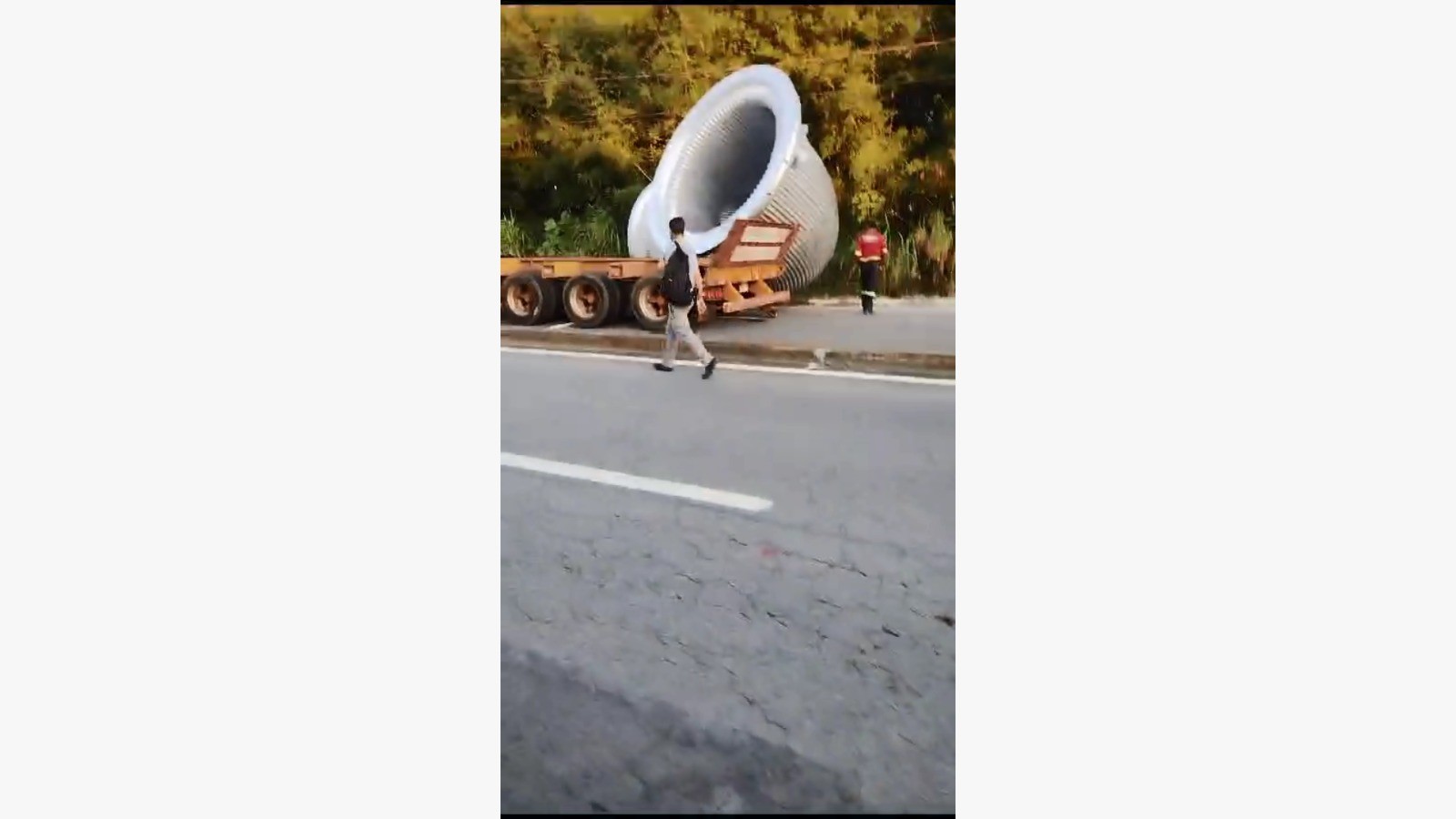 Faixa da Mogi-Salesópolis é interditada após peça metálica se desprender de caminhão; pista já foi liberada