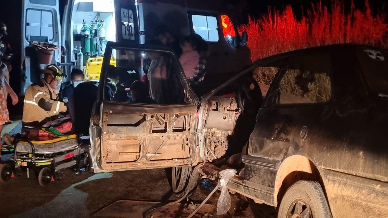 Motorista morre após colisão frontal entre dois carros na BR-251