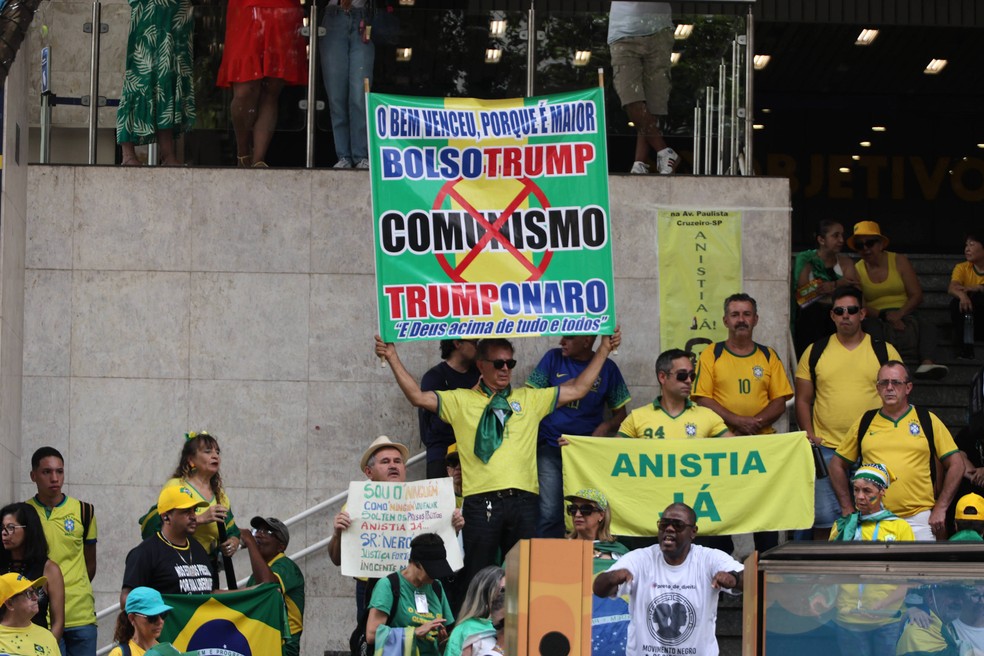 Apoiadores do ex-presidente Jair Messias Bolsonaro (PL) participam de uma caminhada pela anistia na Avenida Paulista, neste domingo, 7 de dezembro de 2025. O ato foi organizado pelo Padre Kelmon. — Foto: FÁBIO VIEIRA/FOTORUA/ESTADÃO CONTEÚDO