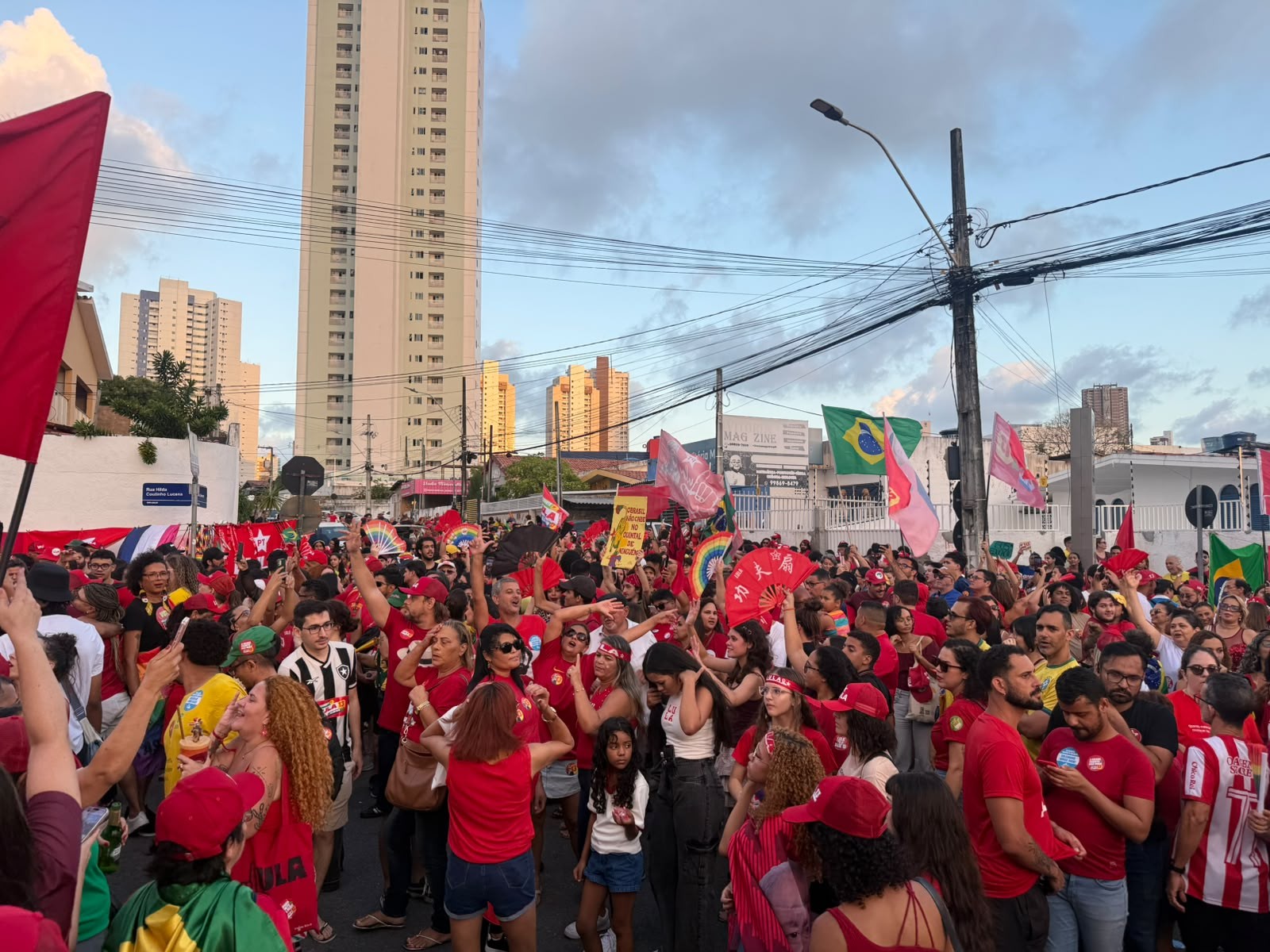 Apoiadores de Lula fazem ato em João Pessoa, na véspera do segundo turno das eleições