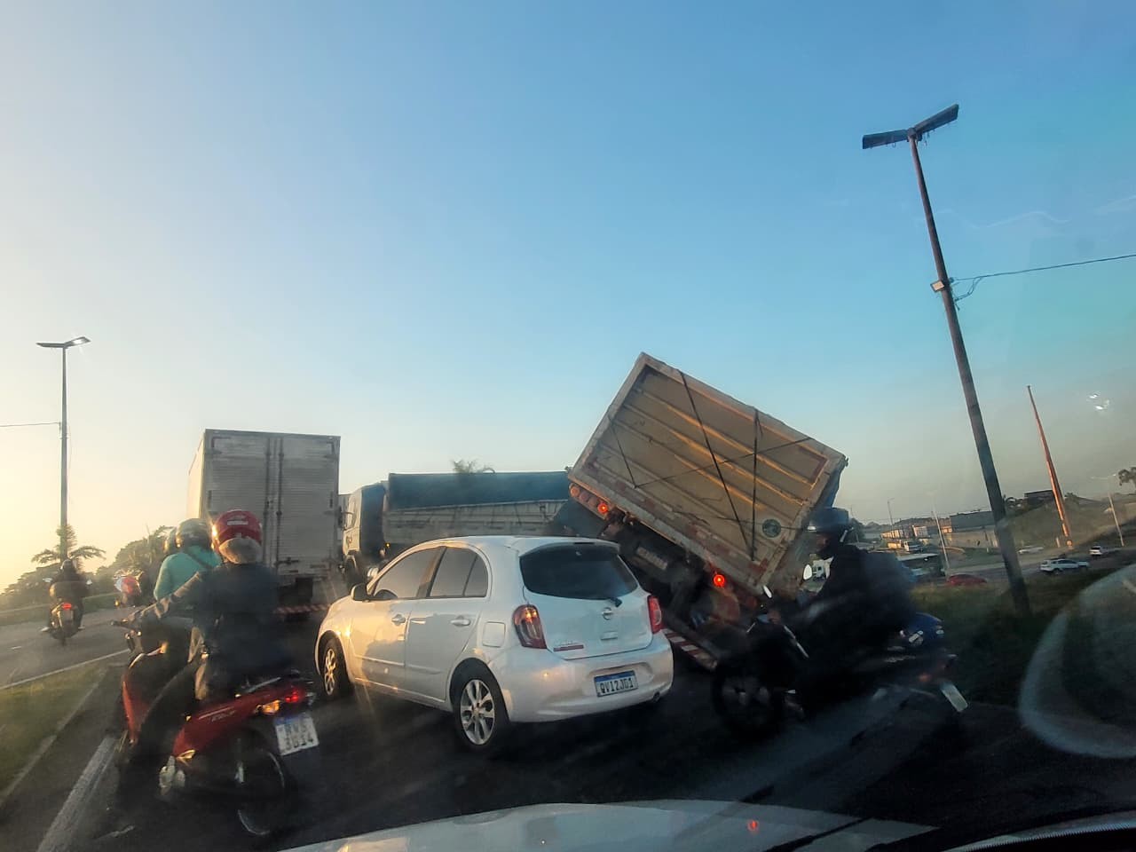 Caminhão bitrem com 80 toneladas de areia tomba no viaduto do Coqueiro em Ananindeua