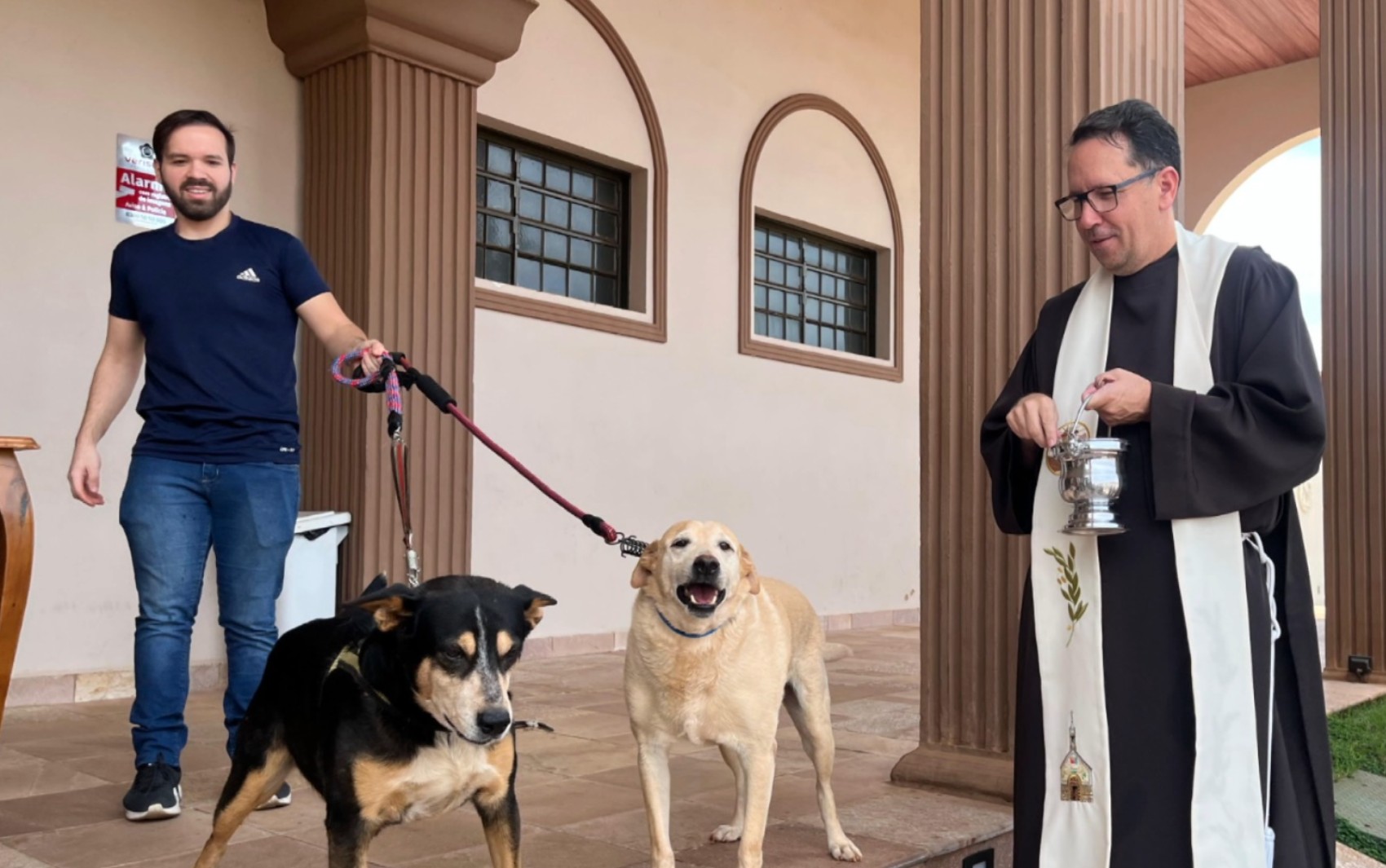 Cachorro que vivia em igreja em Serrana, SP, morre e padre suspeita de envenenamento