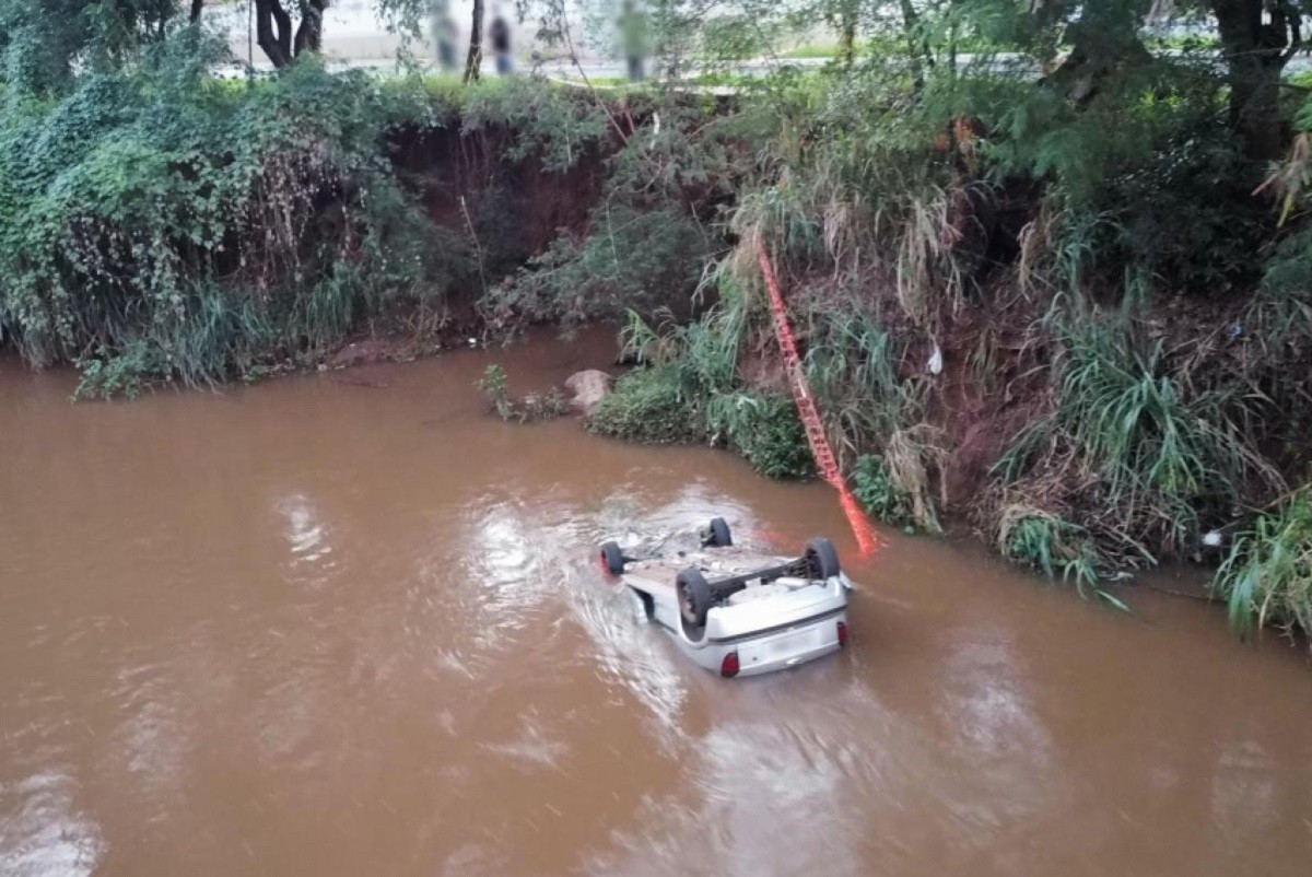 Motorista fica gravemente ferida após carro cair no Rio Jaú