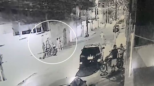 Homem é morto e outro é baleado enquanto conversavam em calçada; vídeo - Foto: (Reprodução)