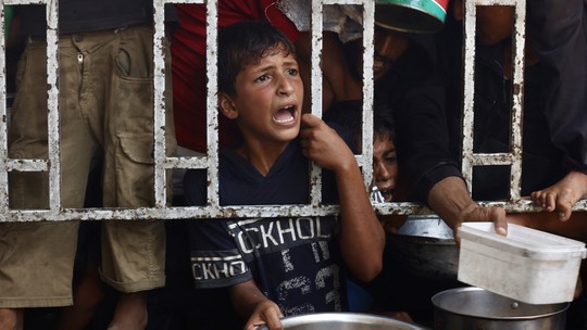 'A fome impede de pensar': Agência de notícias diz que seus jornalistas em Gaza enfrentam escassez de alimentos e risco de vida e pede retirada a Israel - AFP emitiu nota sobre 'situação terrível' de seus colaboradores em meio à guerra e solicitou que Israel permita a saída deles. Forças militares israelenses e o gabinete do primeiro-ministro Benjamin Netanyahu não responderam imediatamente a um pedido de comentário sobre o tema.