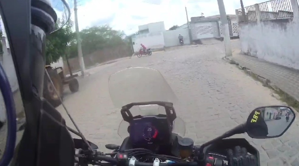 Homem perseguido pela PRF bate moto em portão no RN — Foto: Reprodução