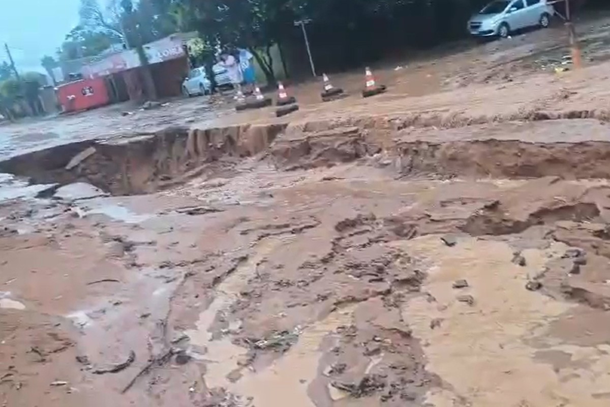 Chuva forte abre cratera gigante na véspera do aniversário da cidade, em Três Lagoas; veja VÍDEO