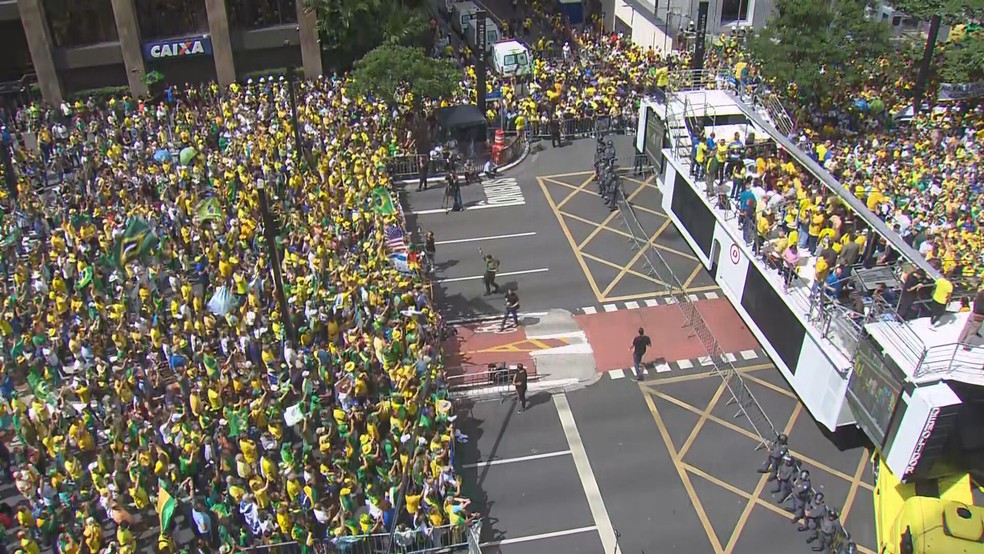 Manifestantes durante ato contra Lula e ministros do STF na Avenida Paulista — Foto: TV Globo