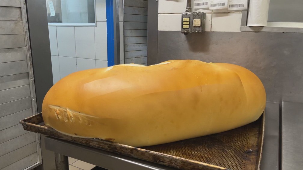 Pão de cinco quilos é atração em padaria de SP — Foto: Paola Patriarca/g1
