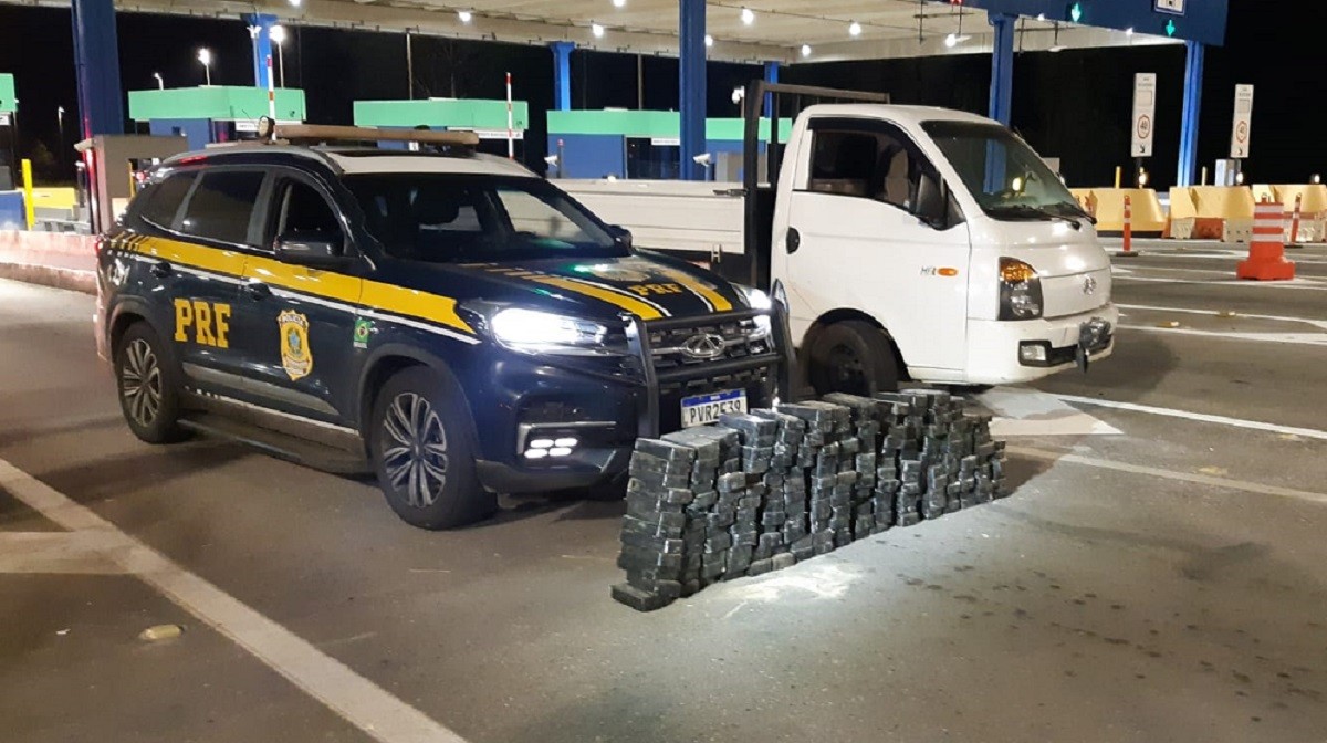 Pasta base que renderia 1 tonelada de cocaína é apreendida em fundo falso de caminhonete na BR-040
