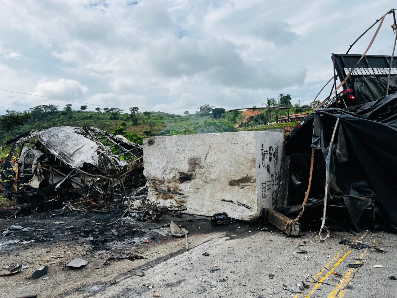 Ônibus envolvido em acidente com 38 mortos em MG faria parada em cidade da BA; familiares buscam informações em rodoviária