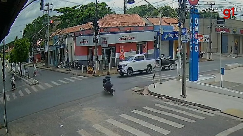 Vídeo: Motociclista morre em colisão com caminhonete no centro de Altos, no Piauí