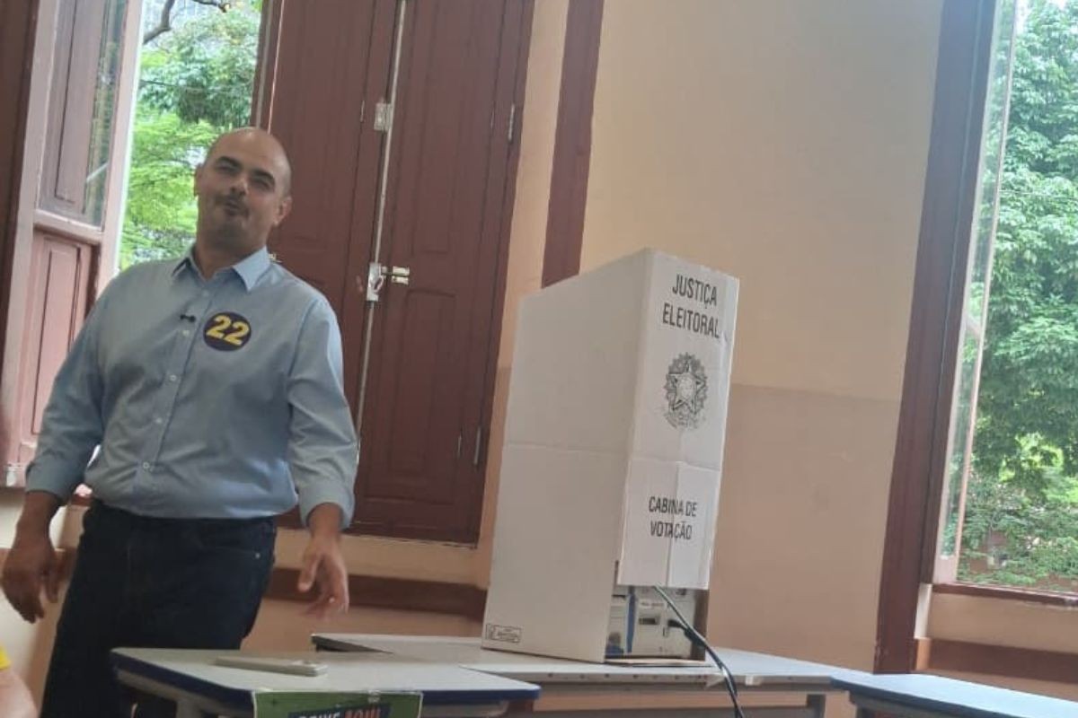 Governador de Minas Gerais Mateus Simões vota em Belo Horizonte