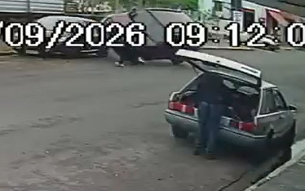 1 de 1
Homem se agarra a capô de carro em movimento e é arremessado após batida em Agudos (SP) — Foto: Reprodução