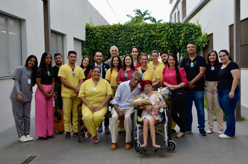 Os noivos com a equipe do HCR  Foto: Victor Weber e Cristiano Martins/Hospital Estadual do Centro-Norte Goiano
