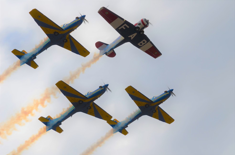 Domingo Aéreo tem exposição de aeronaves e apresentação da Esquadrilha da Fumaça, em Pirassununga — Foto: Ana Marin/g1