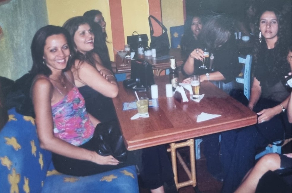 Nancy Oliveira e amigas no Café Cancún, em 2001. — Foto: Arquivo Pessoal.