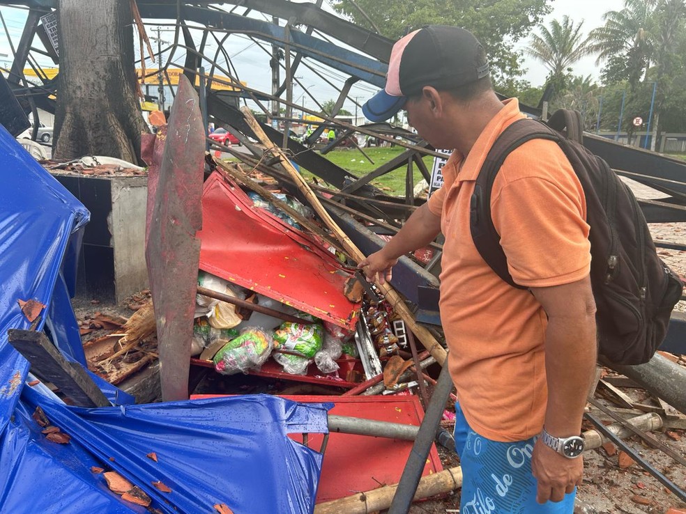 Ponto comercial destruído após colisão entre carro e ônibus em Manaus — Foto: Jucelio Paiva/Rede Amazônica