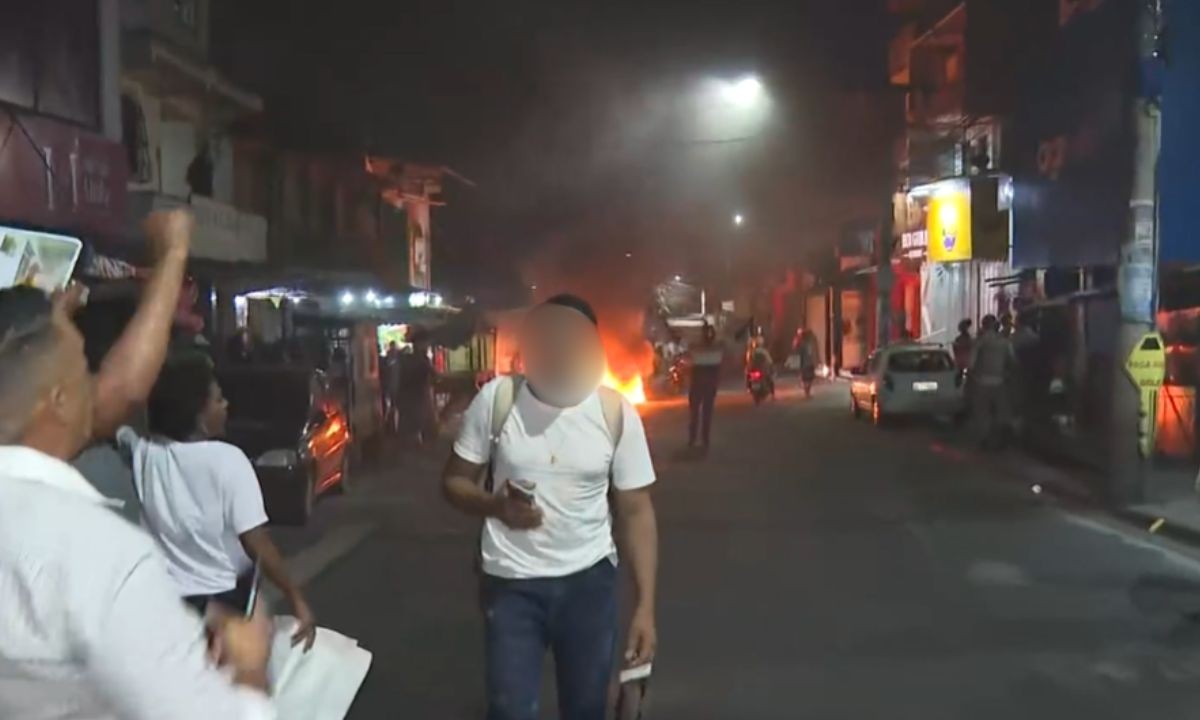 Moradores de bairro de Salvador fazem protesto após morte de adolescente em ação policial