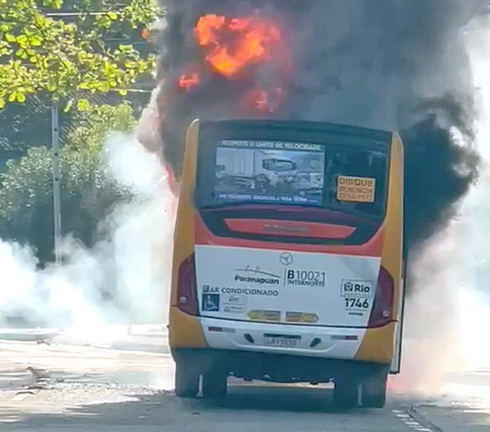 Ônibus pega fogo em protesto na Ilha do Governador — Foto: Reprodução
