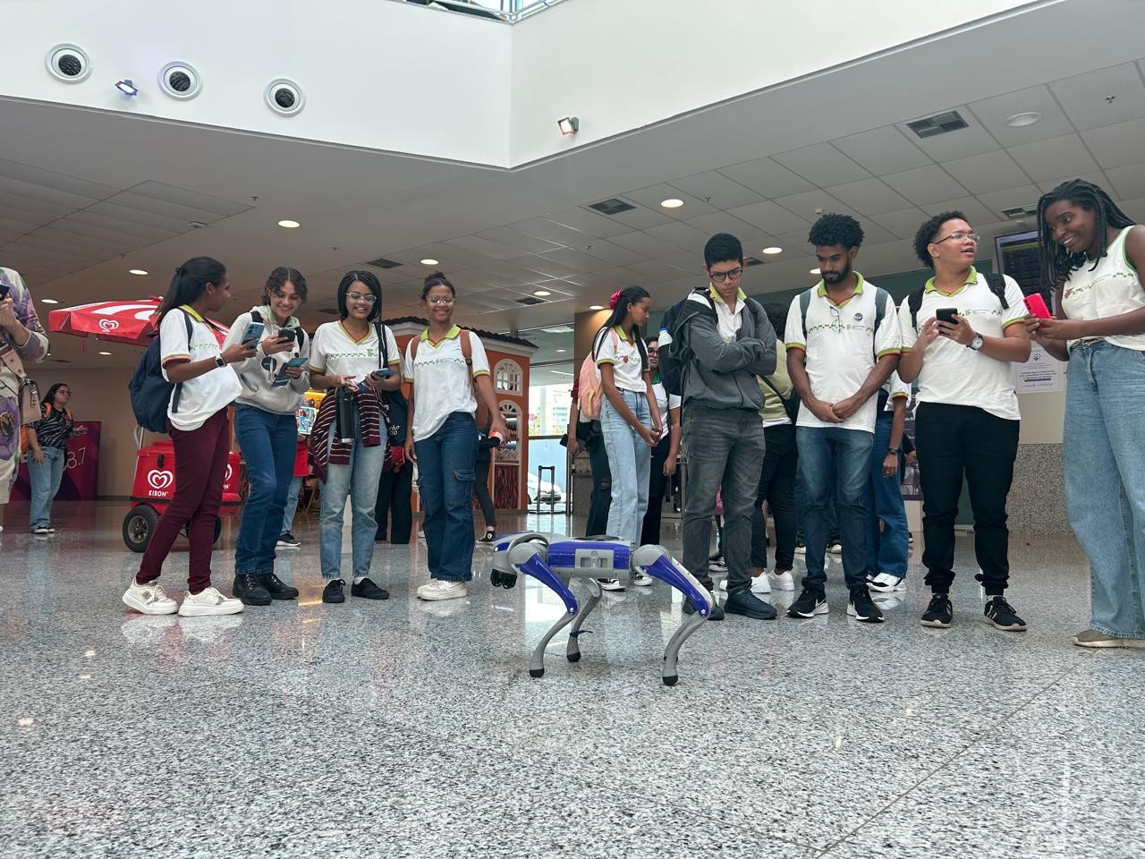 Público de escolas e diversas idades em visita a RoboCup — Foto: Mateus Xavier/g1 BA