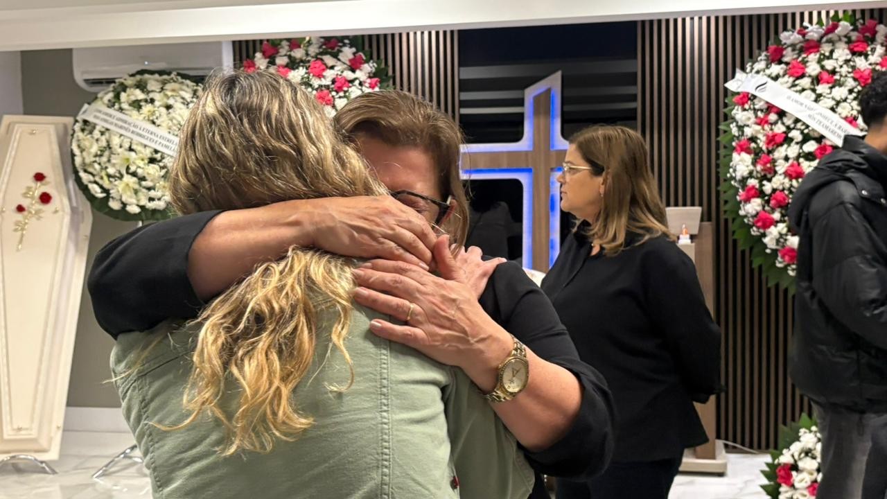 Corpo da apresentadora Ione Borges é velado em SP