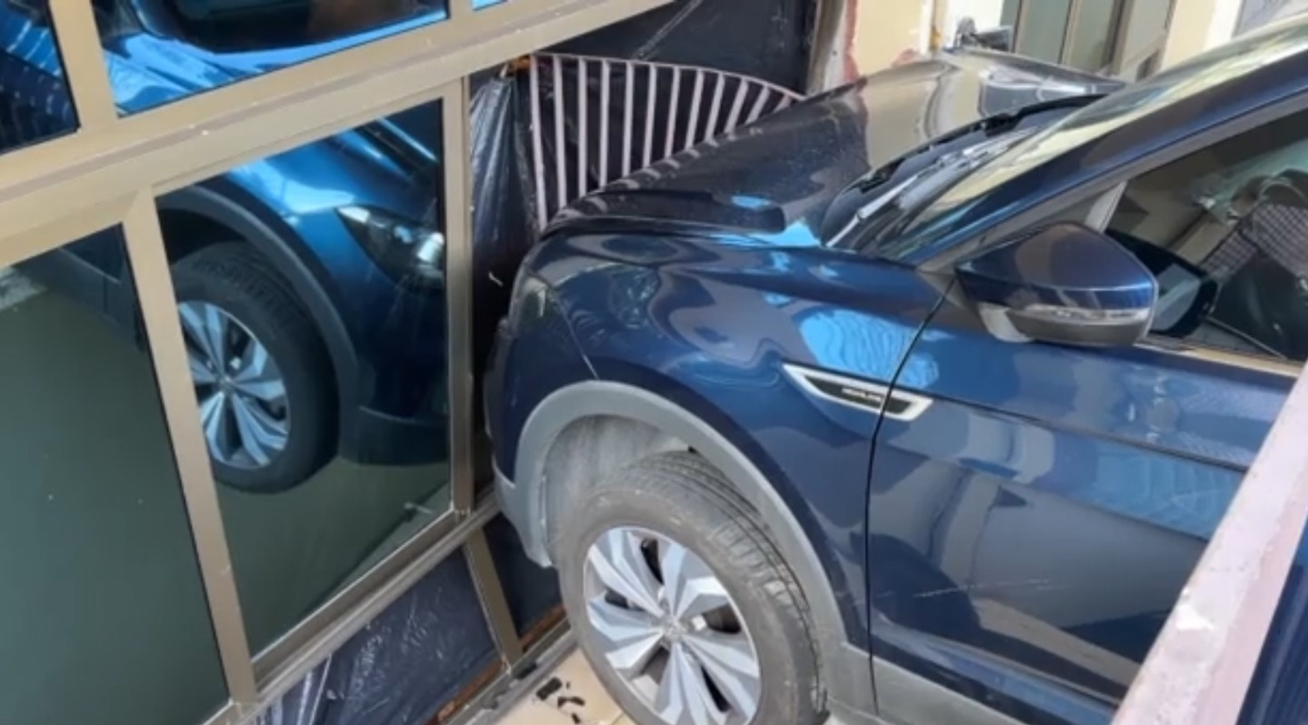 Carro invade churrascaria em São José