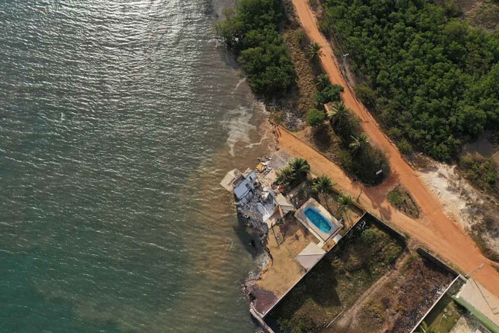 Imagem vista de cima de casa atingida pelo avanço da maré em Ponta do Saco em Estância — Foto: Júlio César Vieira /UFS