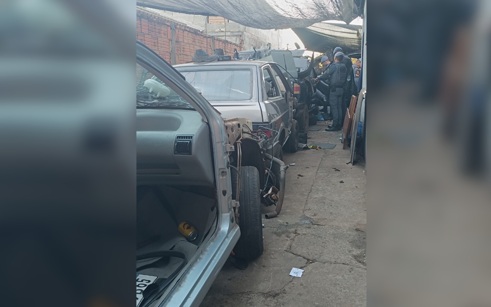 Polícia descobre casa usada como desmanche improvisado e apreende 10 veículos furtados no interior de SP