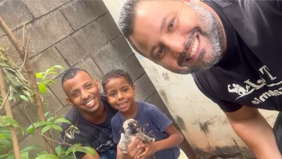 Rodrigo Tadeu (à direita), junto de Márcio, Lucas e filhote de cadela (ao centro) em Rio Preto (SP) — Foto: Rodrigo Tadeu/Arquivo pessoal
