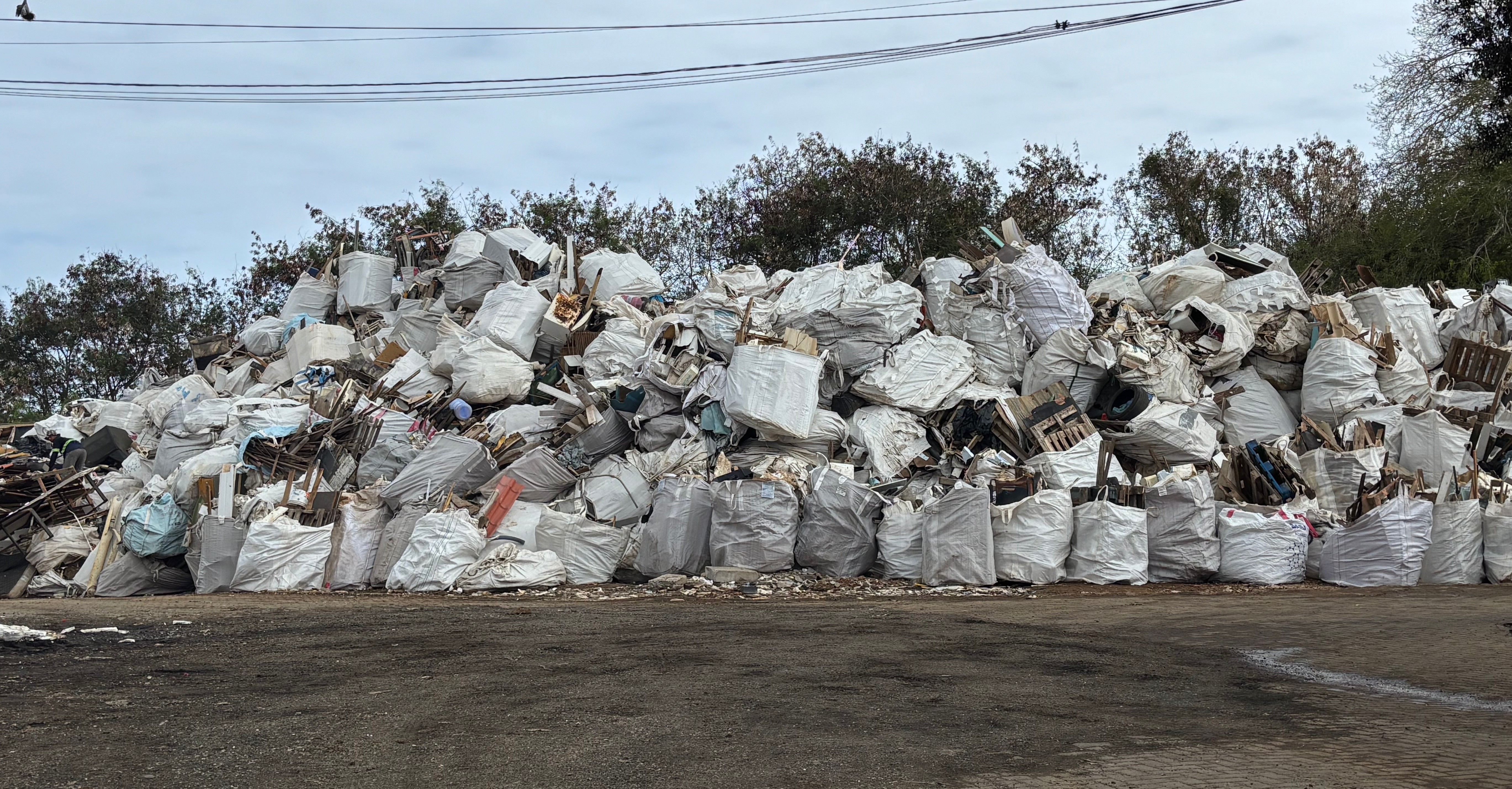 
Empresa de limpeza urbana é multada em R$ 700 mil por acúmulo de lixo em Fernando de Noronha