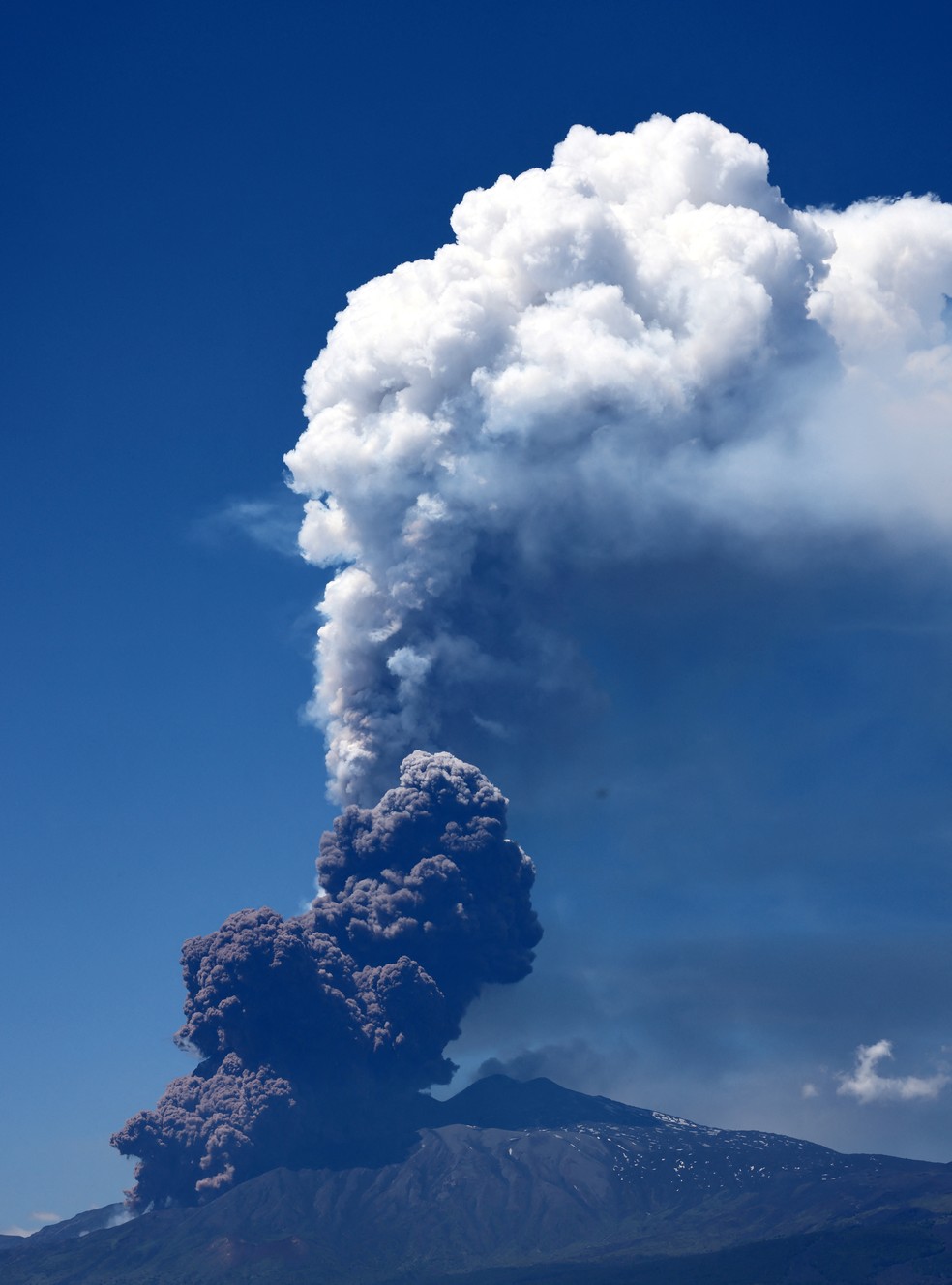 Vulcão Etna na manhã do dia 2 de junho — Foto: REUTERS/Joachim Herrmann