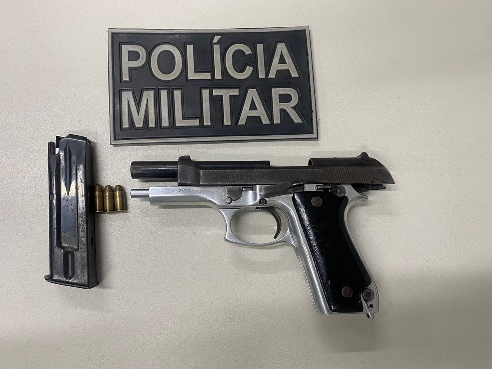 A Polícia Militar do Ceará (PMCE) disse que apreendeu uma arma de fogo após ser acionada para uma ocorrência na noite dessa sexta-feira (2) — Foto: Divulgação/SSPDS