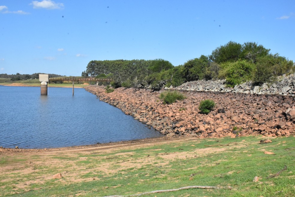 Níveis da Sanga Rasa, em Bagé, baixaram com a falta de chuva — Foto: Tamile Padilha
