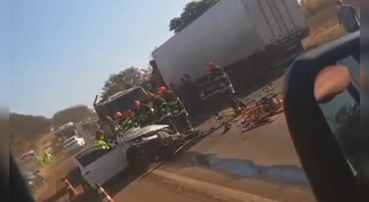Motorista morre ao tentar fazer ultrapassagem e bater de frente com carreta na SP-294 em Bocaina 
