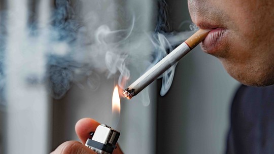 Beber dá vontade de fumar? Saiba se o álcool é gatilho para o cigarro - Foto: (Shutterstock)