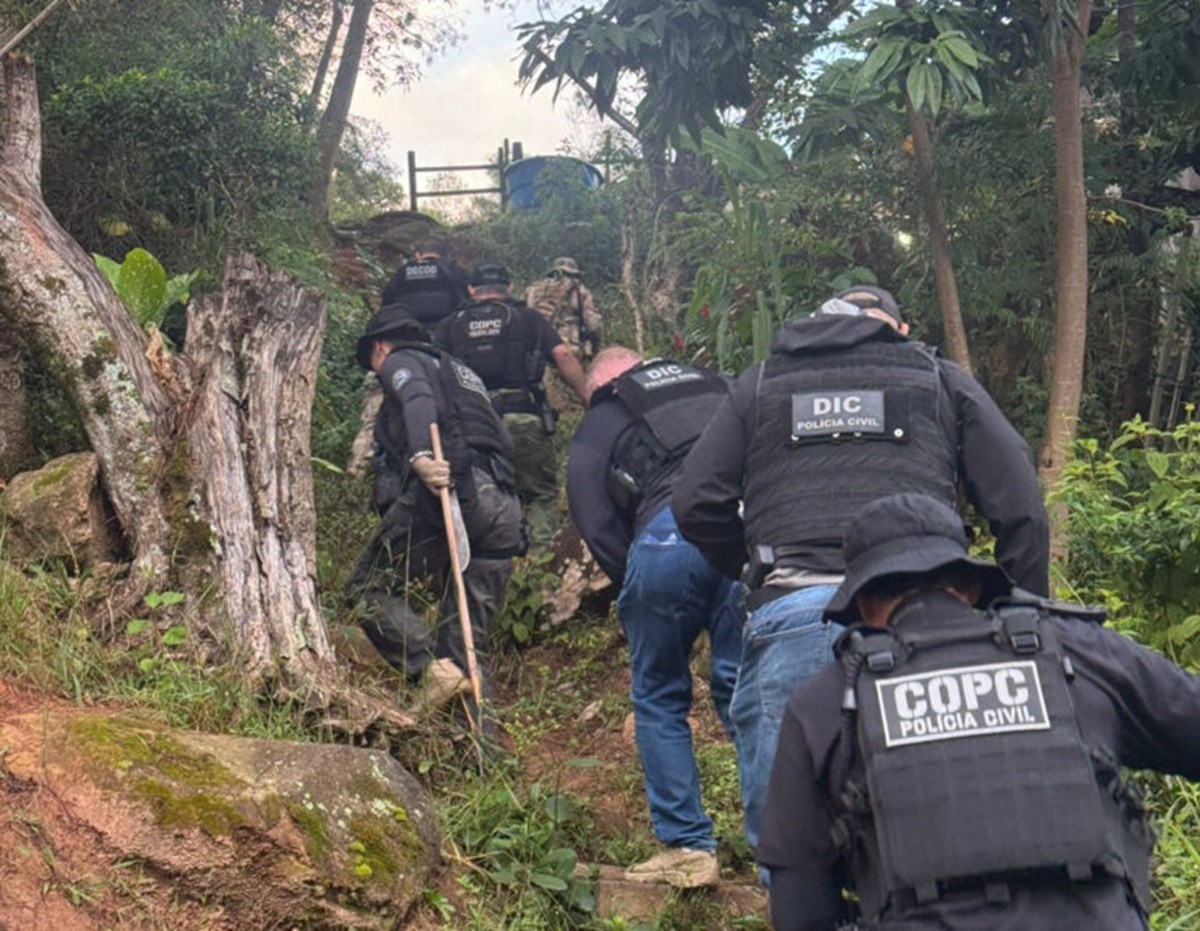 Cadáver é encontrado em 'cemitério clandestino' em SC, e polícia suspeita que corpo seja de homem torturado