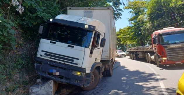 Carreta colide com barranco na Via Dutra, em Piraí
