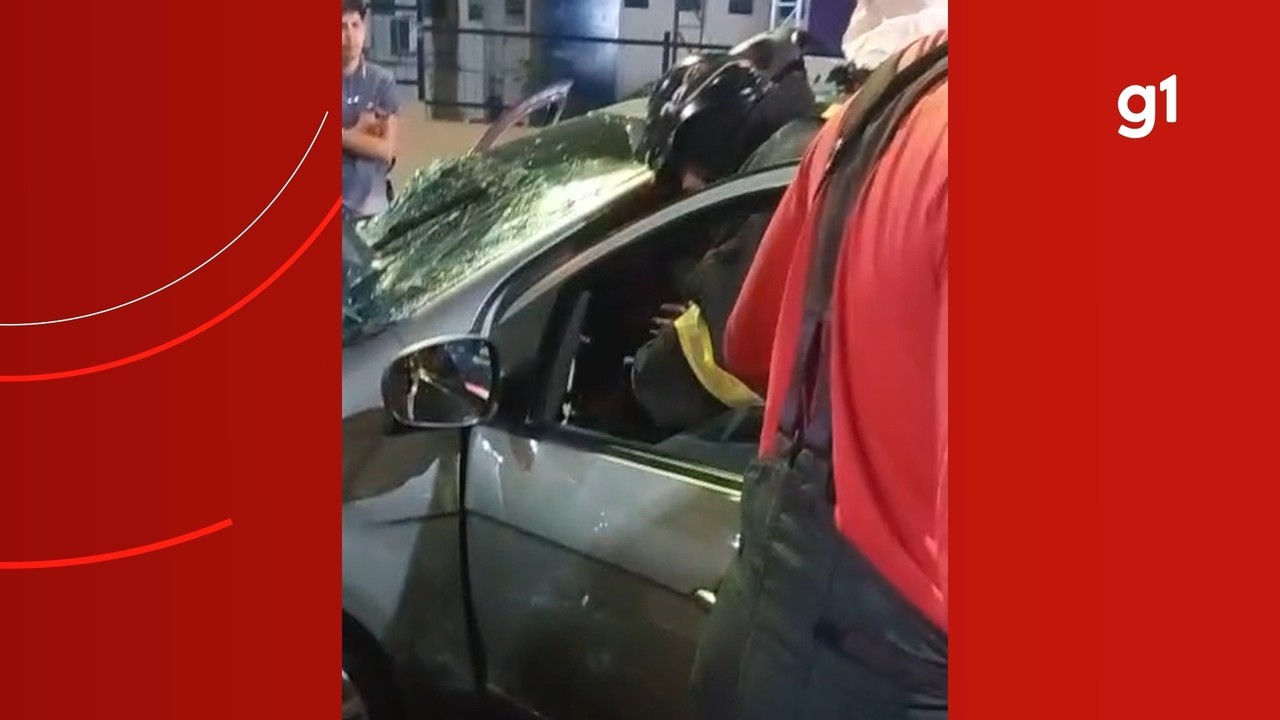 VÍDEO: Carro colide contra alambrado do viaduto Rei Pelé e três pessoas ficam feridas em Manaus