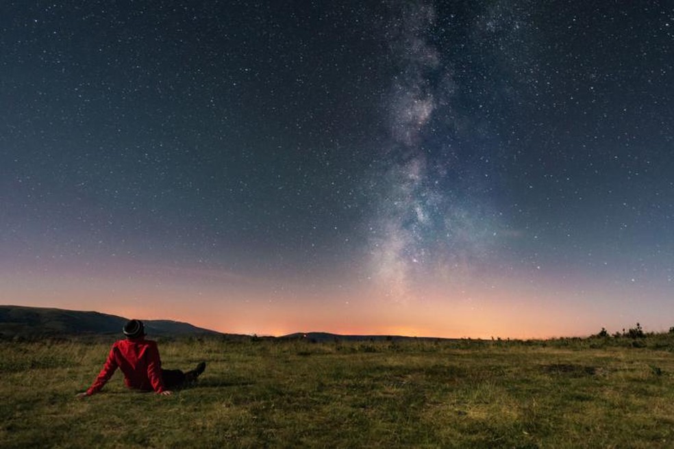 Das charnecas de Yorkshire, na Inglaterra, até as regiões selvagens da África do Sul, o banho de estrelas vem se destacando como uma tendência transformadora — Foto: Getty Images via BBC