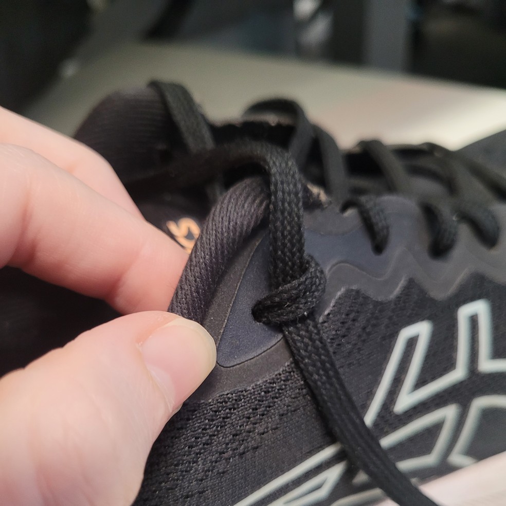 Passe o cadar�o por dentro do espa�o e ajuste a folga deixada. � Foto: La�s Ribeiro