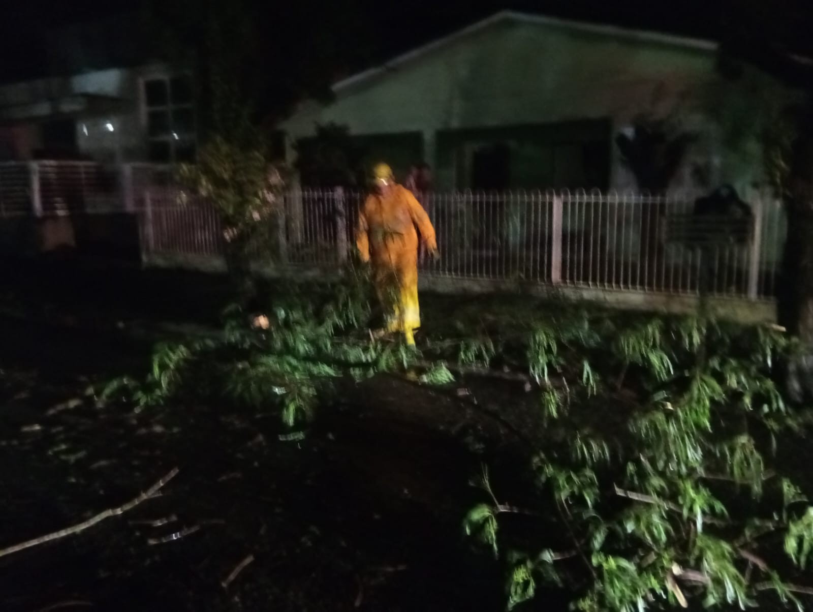 Temporal em SC arremessa telhado contra casa, alaga ruas e deixa ponte submersa