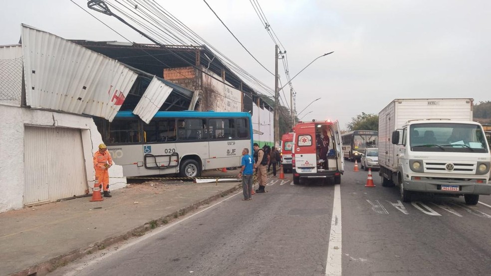 Ônibus invade muro de clube em Juiz de Fora — Foto: Corpo de Bombeiros/Divulgação