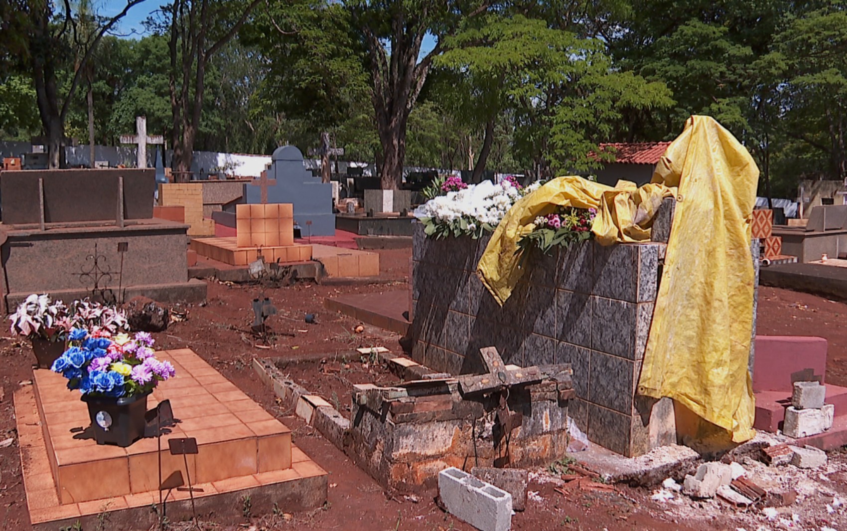 PolÃcia Civil de Jardinópolis, SP, investiga violação de túmulos e sumiço de crânios em cemitério